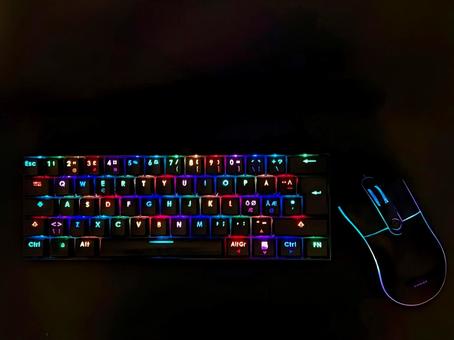 虹色に光るゲーミングキーボードとマウス 虹色に光るゲーミングキーボードとマウス ゲーミングキーボード,マウス,ゲームの写真素材