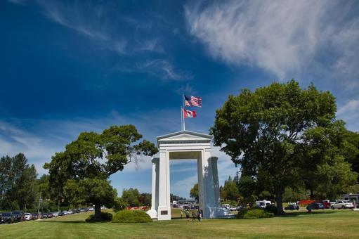 アメリカ側から見たピースアーチ アメリカ側から見たピースアーチ アメリカの旗,アメリカ国旗,カナダの旗の写真素材