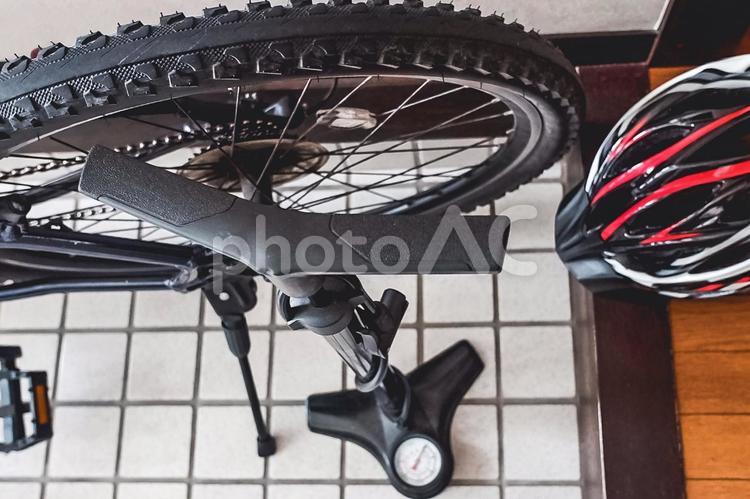 自転車とタイヤの空気入れとヘルメット 自転車,空気入れ,玄関の写真素材