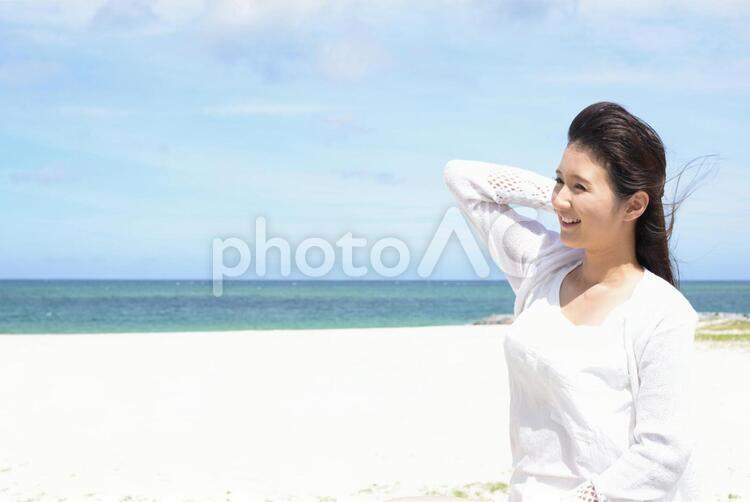 南国沖縄の美しいビーチで寛ぐ女性 女性,女,沖縄の写真素材