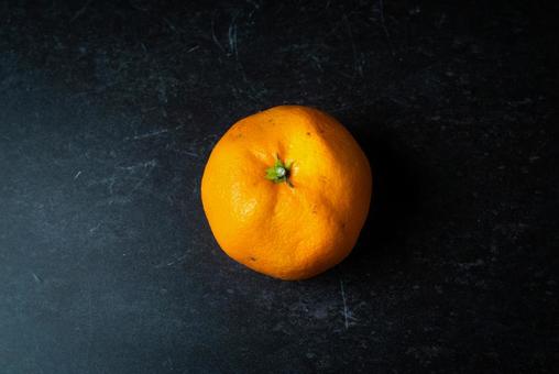 黒背景のミカン 蜜柑,果物,黒背景の写真素材