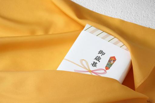 黄色い風呂敷で包んだお歳暮の箱 黄色い風呂敷で包んだお歳暮の箱 お歳暮,御歳暮,風呂敷の写真素材