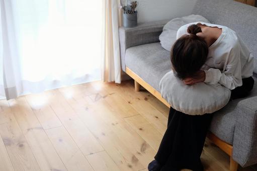 ソファーで落ち込む40代女性 女性,ショック,悩むの写真素材