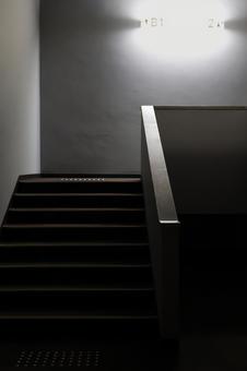 施設内にある薄暗いライトで照らされる階段 施設内にある薄暗いライトで照らされる階段 階段,屋内,インテリアの写真素材