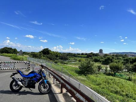 京都久世橋のたもと桂川を南に見る 空,快晴,サイクリングの写真素材