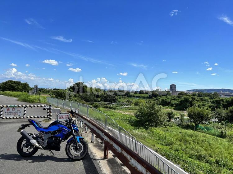 京都久世橋のたもと桂川を南に見る 空,快晴,サイクリングの写真素材