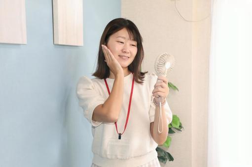 汗をおさえる女性 汗をおさえる女性の写真