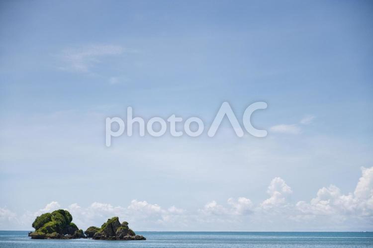 沖縄の海と島　空メイン 空,雲,青空の写真素材