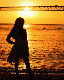 夕方の海を眺める少女2 夕方の海を眺める少女2の写真