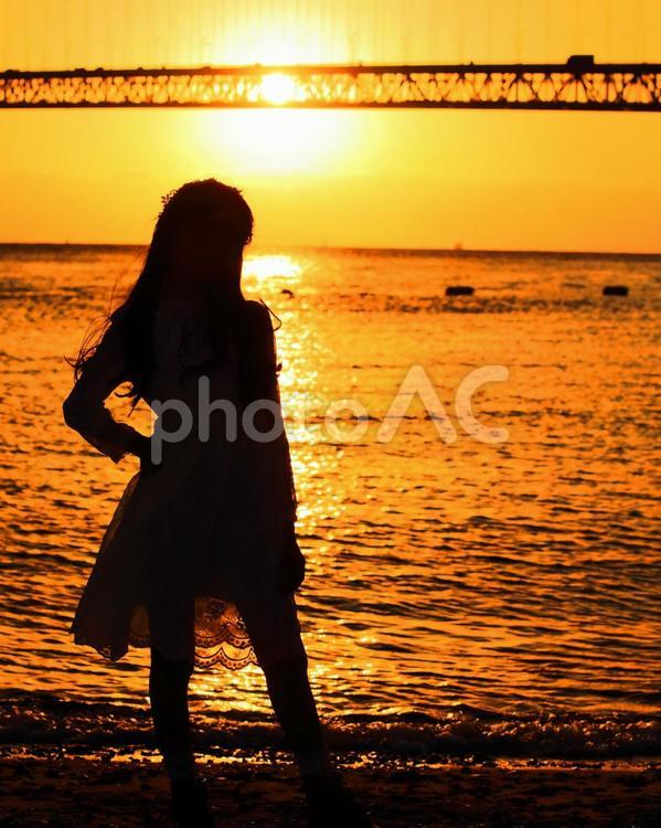 夕方の海を眺める少女２ 少女,サンセット,オレンジ色の写真素材
