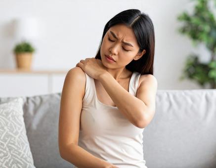 女性の肩こりの痛み 女性の肩こりの痛み 女性,肩こり,肩関節の写真素材