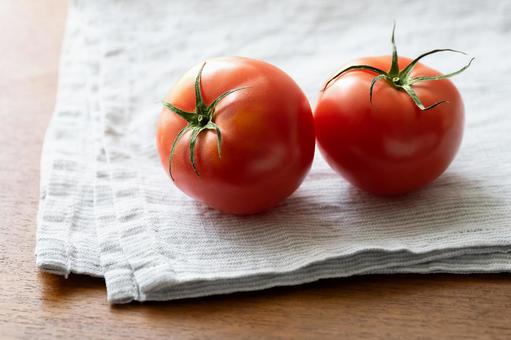 リネンに乗せたトマト2個 トマト,野菜,リコピンの写真素材