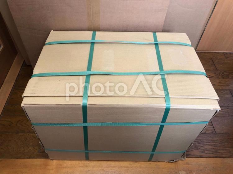 玄関に置かれた大きい荷物 結束バンド,荷物,段ボールの写真素材