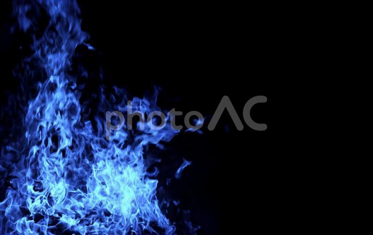 勢いよく燃える青い炎の画像 炎,青,青い炎の写真素材
