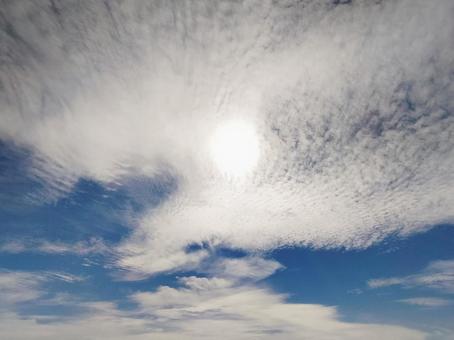 すりガラスのような雲に隠れた太陽 空,雲,癒しの写真素材