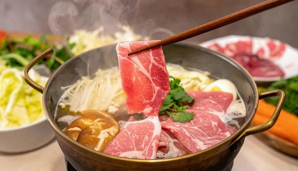 黒豚しゃぶしゃぶ 肉を箸で湯にくぐらせる 黒豚しゃぶしゃぶ 肉を箸で湯にくぐらせるの写真