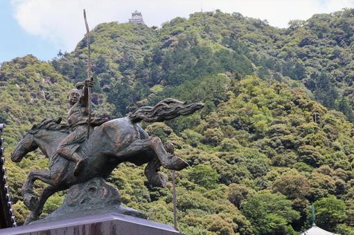 7月下旬の金華山と岐阜城の天守 7月下旬の金華山と岐阜城の天守 織田信長騎馬像,弓,金華山の写真素材