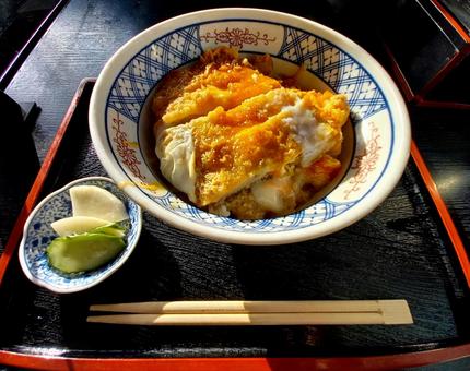 米飯上的豬排 米飯上的豬排