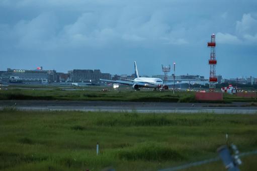 日が沈みゆくトワイライトの福岡空港 日が沈みゆくトワイライトの福岡空港 飛行機,航空機,旅客機の写真素材
