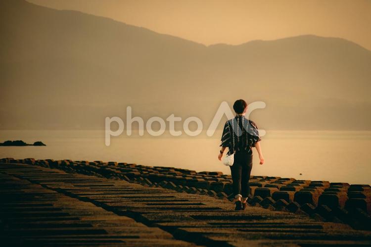 ＜素材＞孤独に夕暮れの海を散歩する女性 女性,人物,風景の写真素材