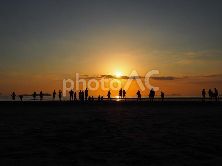 海辺の夕日と人々 夕日,海辺,海の写真素材