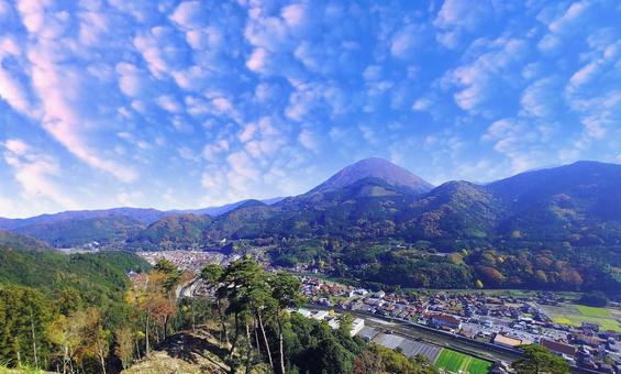 秋の津和野町の町並みと青野山 秋の津和野町の町並みと青野山 津和野町,町並み,秋の写真素材