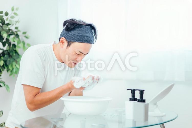 泡洗顔する男性（洗顔料） 洗顔,男性,スキンケアの写真素材