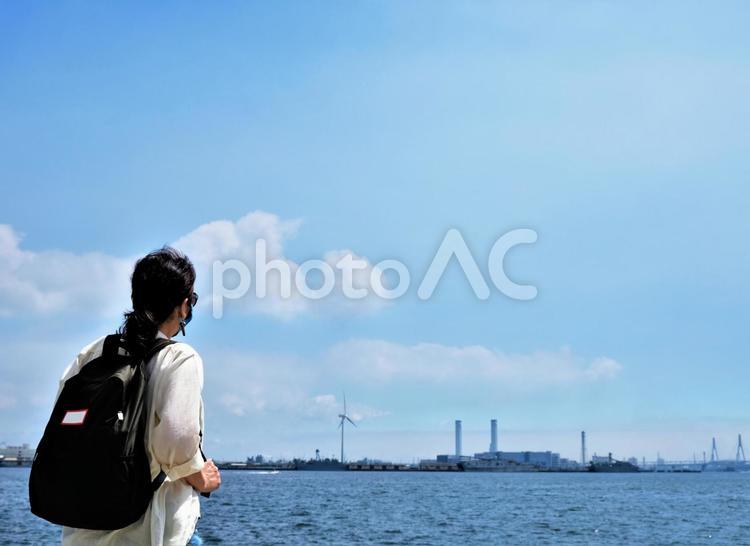 開放感に浸るマスク姿の女性 横浜,横浜港,港の写真素材