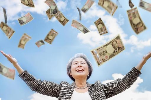現金をばらまく女性 現金をばらまく女性の写真
