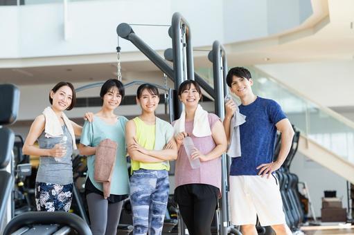 ジムでトレーニングする人々 ジム,フィットネス,トレーニングの写真素材