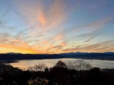 諏訪湖の夕暮れの景色 諏訪湖,立石公園,夕焼けの写真素材