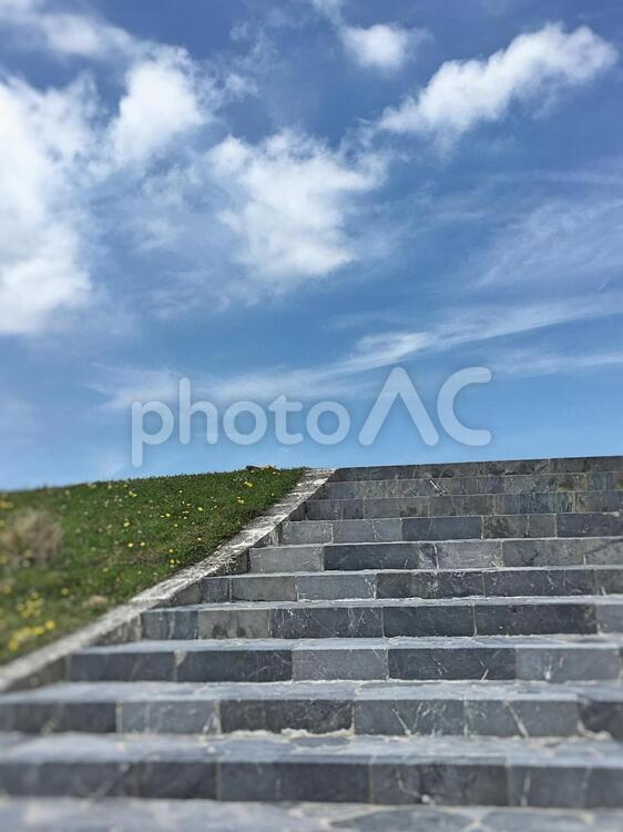 階段を上がる 何人もありません,空,風景の写真素材