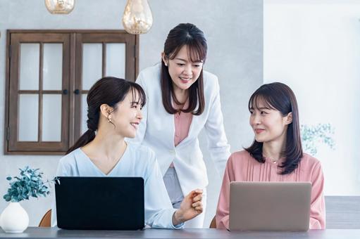 打ち合わせをする私服の女性3人 ミーティング,笑顔,グループの写真素材