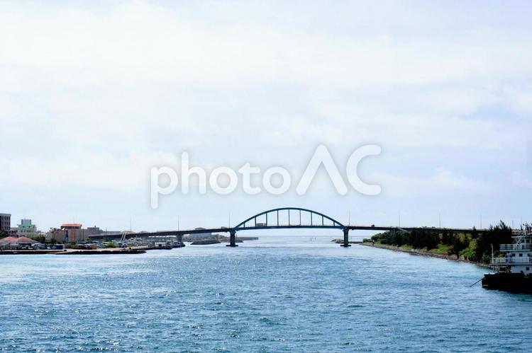 沖縄・石垣港とサザンゲートブリッジ 石垣島,港湾,サザンゲートブリッジの写真素材