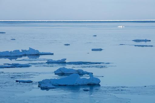 海岸から徐々に遠ざかるオホーツク海の流氷 海岸から徐々に遠ざかるオホーツク海の流氷 知床,流氷,氷の写真素材
