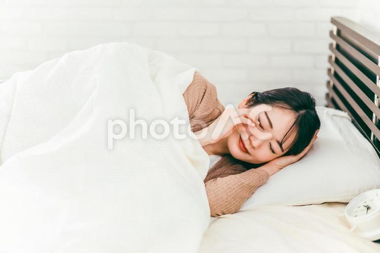 朝起きるのが苦手な女性（低血圧・眠い） 眠い,低血圧,寝不足の写真素材