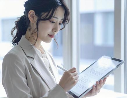 電子契約に署名する様子 電子契約に署名する様子の写真