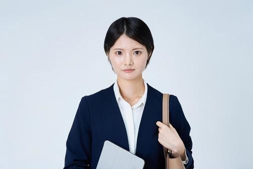 スーツ姿で通勤する若い女性 女性,若い,20代の写真素材