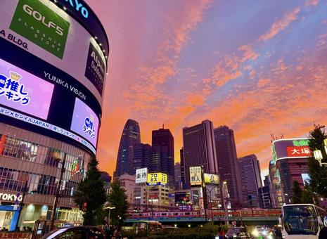 マジックアワーの新宿の交差点と高層ビル群 空,マジックアワー,夕方の写真素材