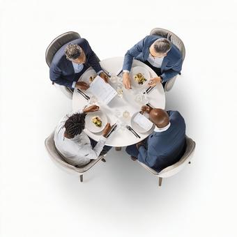 円卓を囲んで食事をするビジネスマン 円卓を囲んで食事をするビジネスマンの写真