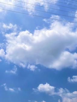 雲のある青空 縦型 雲のある青空 縦型の写真