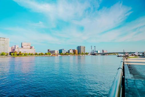 【新潟】川沿いから眺める信濃川 新潟,大河,信濃川の写真素材