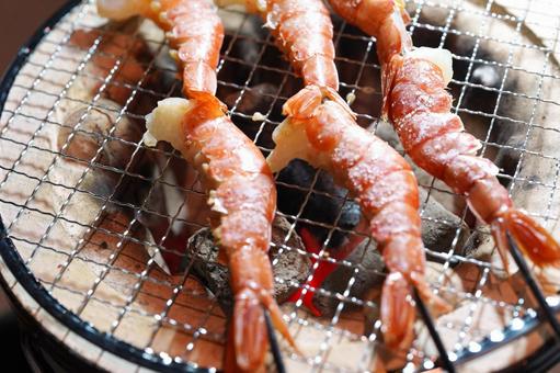 炭火で焼かれる海老 炭火で焼かれる海老 海老,エビ,焼き物の写真素材