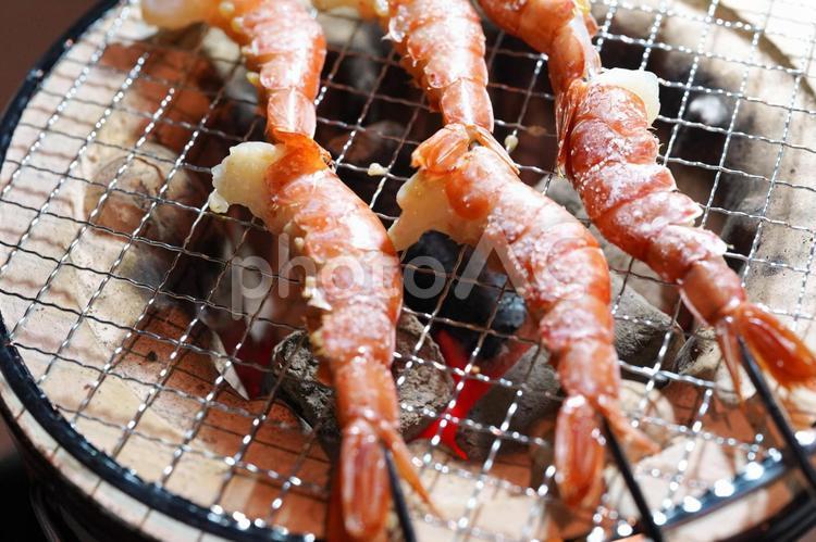 炭火で焼かれる海老 海老,エビ,焼き物の写真素材