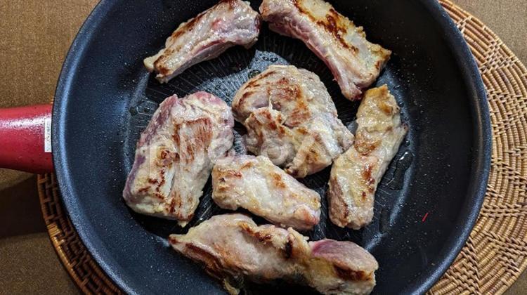 フライパンで焼き目を付けた　スペアリブ スペアリブ,焼き目,フライパンの写真素材