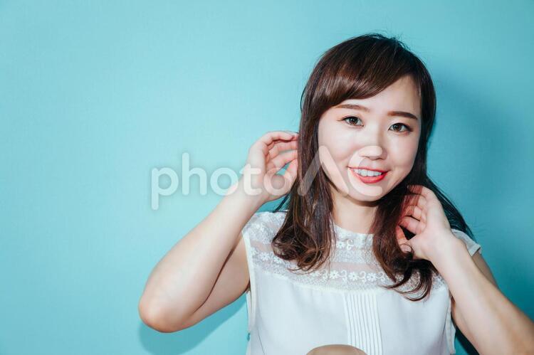 水色の壁の前にいる女性 女性,髪,ビューティーの写真素材