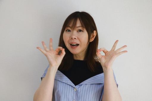 OKサインをする女性 ok,承諾,大丈夫の写真素材