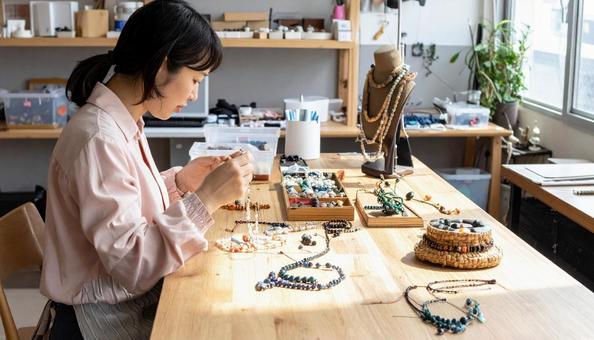 手作りアクセサリーを作る女性の手もとの写真