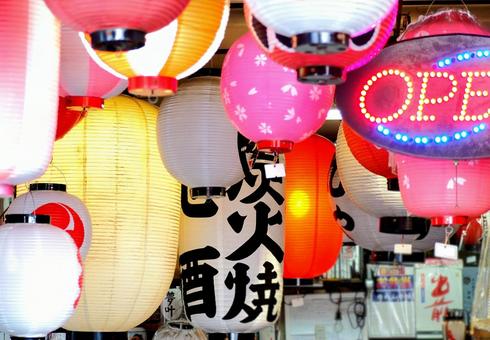 和紙製のたくさんの提灯が飾られている店頭 和紙製のたくさんの提灯が飾られている店頭 赤提灯,赤ちょうちん,提灯の写真素材