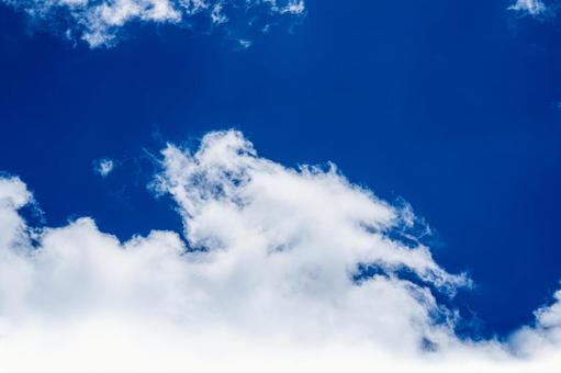 スカイブルーの夏の空と白い雲 スカイブルーの夏の空と白い雲 青空,真夏,夏空の写真素材